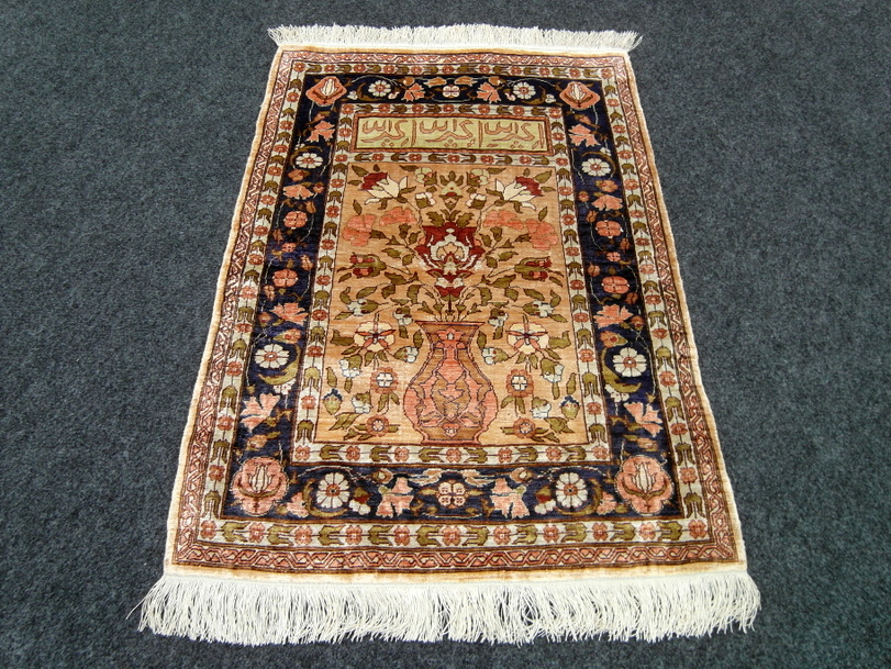 https://www.resai.de/ carpethaus/2432- carpet/seiden Carpet-hereke-vasenmuster-1.JPG