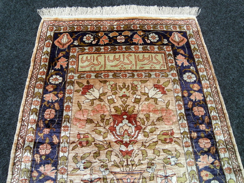 https://www.resai.de/ carpethaus/2432- carpet/seiden Carpet-hereke-vasenmuster-4.JPG
