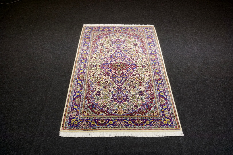 https://www.resai.de/ carpethaus/3032- carpet/orient carpet-kaschmir-seide-9.JPG