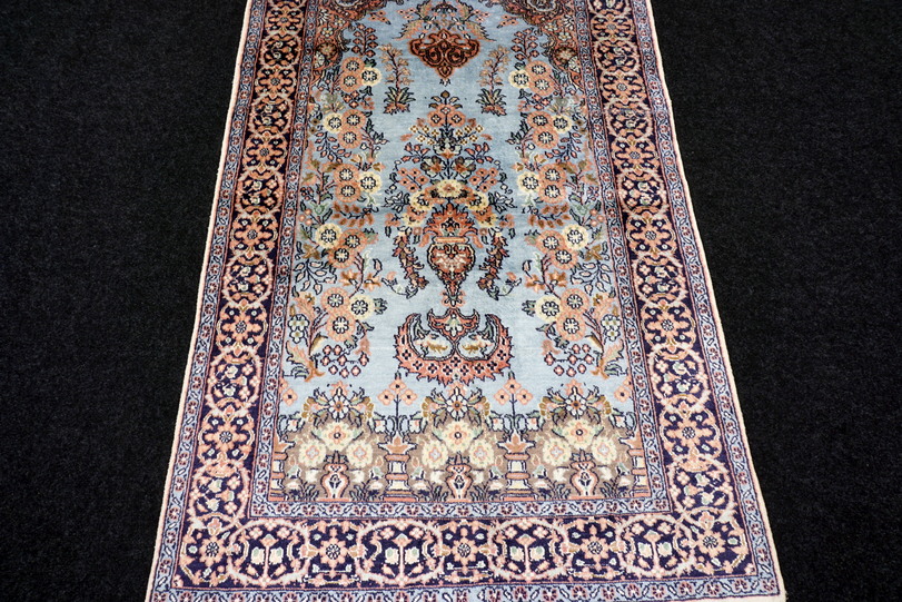 https://www.resai.de/ carpethaus/3070- carpet/seiden Carpet-kaschmir-handgeknuepft-3.JPG