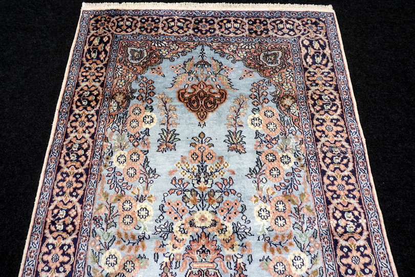https://www.resai.de/ carpethaus/3070- carpet/seiden Carpet-kaschmir-handgeknuepft-5.JPG