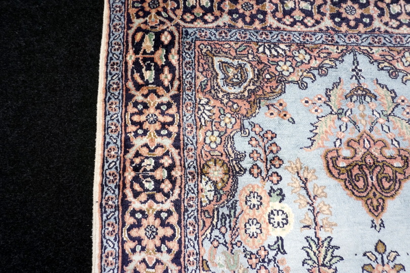 https://www.resai.de/ carpethaus/3070- carpet/seiden Carpet-kaschmir-handgeknuepft-9.JPG