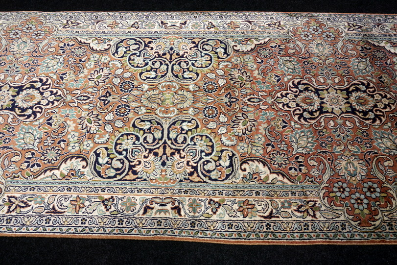https://www.resai.de/ carpethaus/3172- carpet/seiden Carpet-laeufer-kaschmir-11.JPG