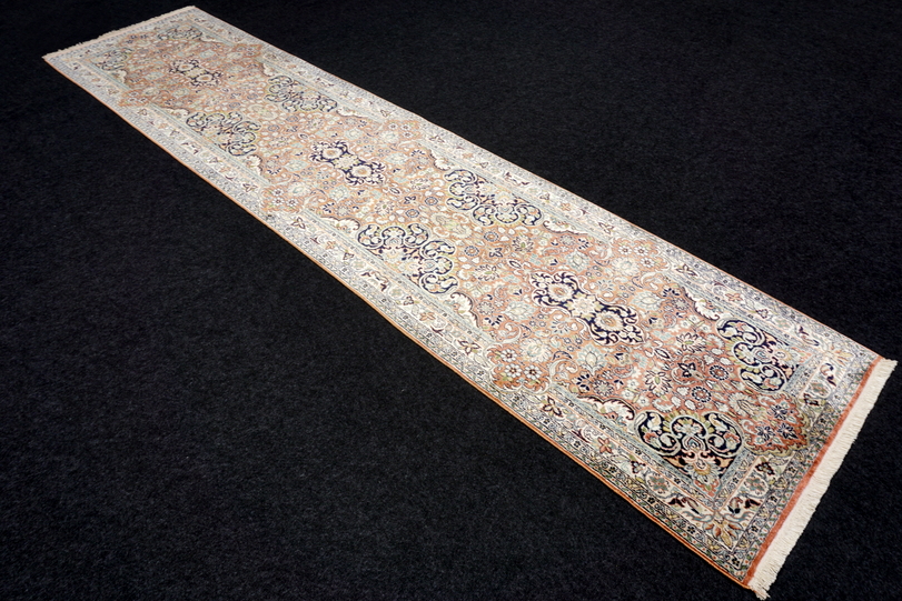 https://www.resai.de/ carpethaus/3172- carpet/seiden Carpet-laeufer-kaschmir-2.JPG