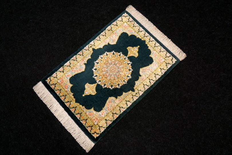 https://www.resai.de/carpethaus/3432-carpet/seiden Carpet-perser carpet-darkergruen-13.JPG