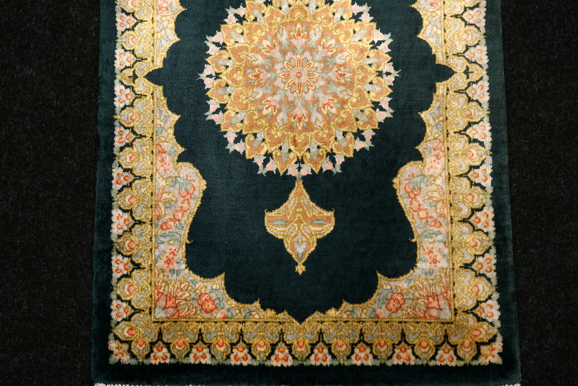https://www.resai.de/carpethaus/3432-carpet/seiden Carpet-perser carpet-darkergruen-4.JPG