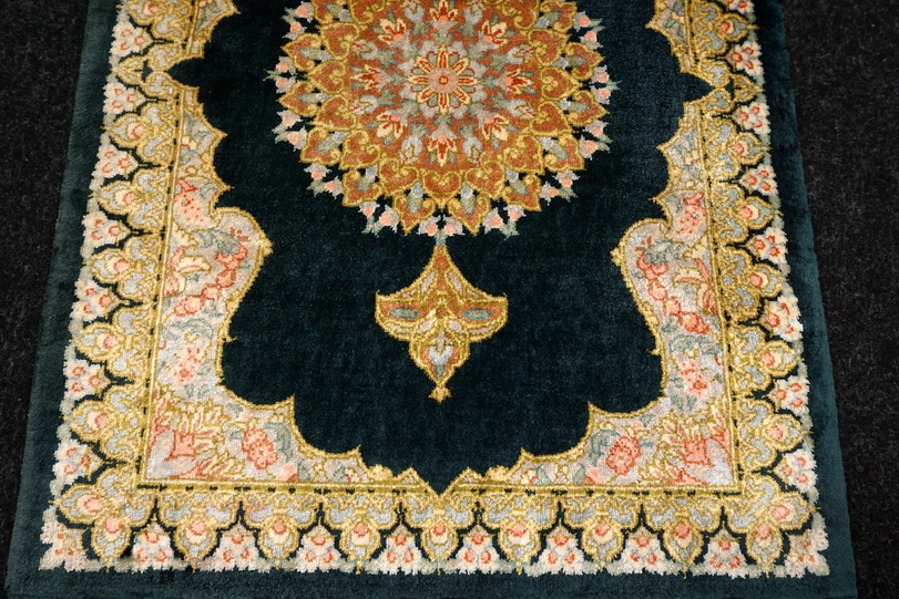 https://www.resai.de/carpethaus/3432-carpet/seiden Carpet-perser carpet-darkergruen-6.JPG