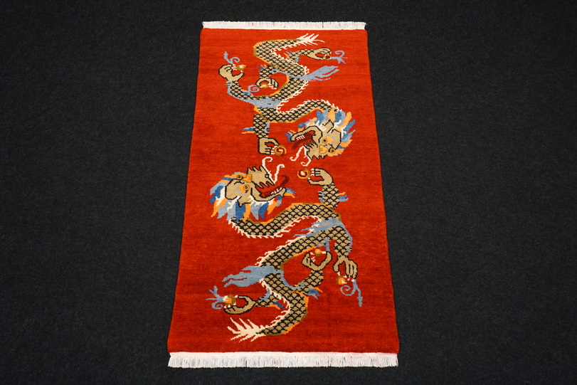 https://www.resai.de/ carpethaus/3486- carpet/orient carpet-nepal-tibet-drachen-motive-12.JPG