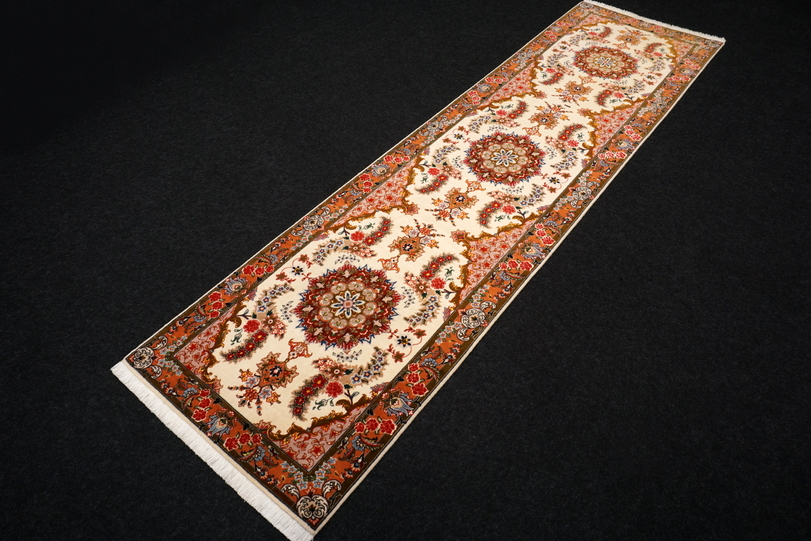 https://www.resai.de/ carpethaus/3527- carpet/perser carpet-taebriz-mit-seide-laeufer-2.JPG