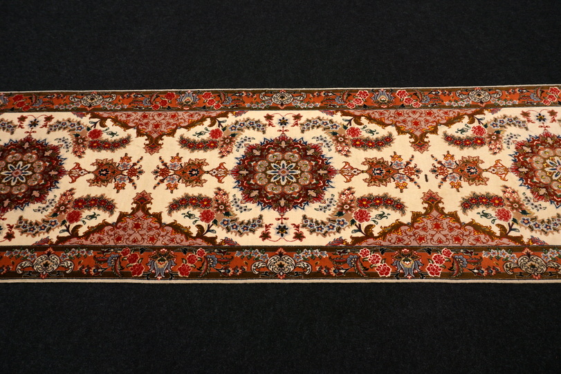 https://www.resai.de/ carpethaus/3527- carpet/perser carpet-taebriz-mit-seide-laeufer-5.JPG