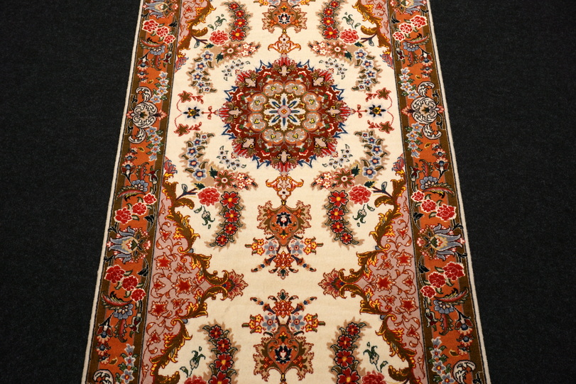 https://www.resai.de/ carpethaus/3527- carpet/perser carpet-taebriz-mit-seide-laeufer-7.JPG