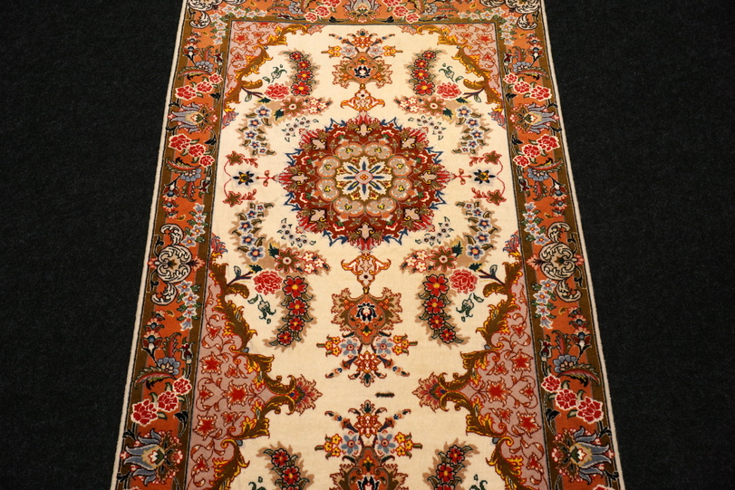 https://www.resai.de/ carpethaus/3527- carpet/perser carpet-taebriz-mit-seide-laeufer-8.JPG